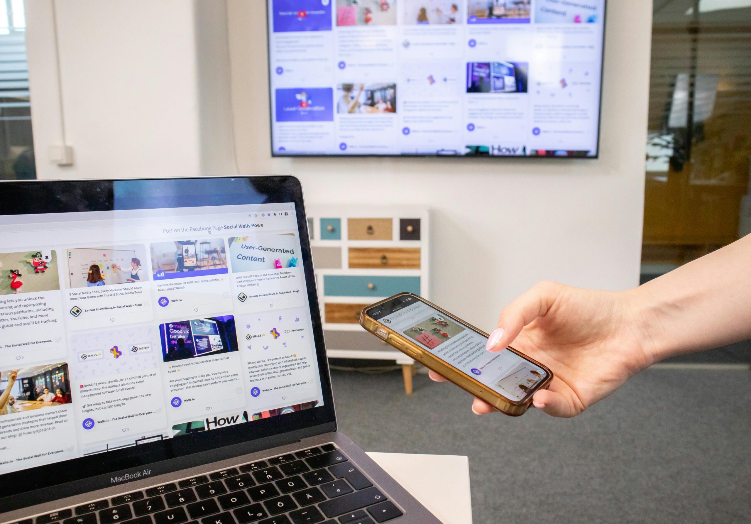 Formats courts utilisés pour suivre l’actualité en replay sur écran et smartphone